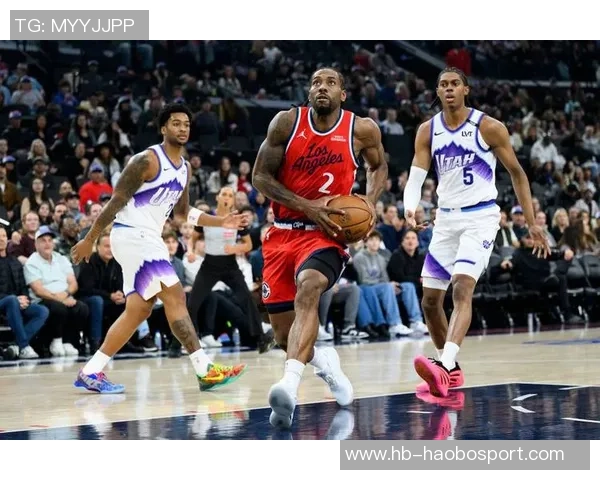 莱昂纳德半场状态火热三分球连中五记砍下18分助球队争胜