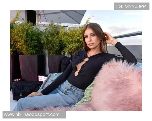 女神对决瓦尔加黑丝魅力无限胡梅尔斯女友展现完美曲线